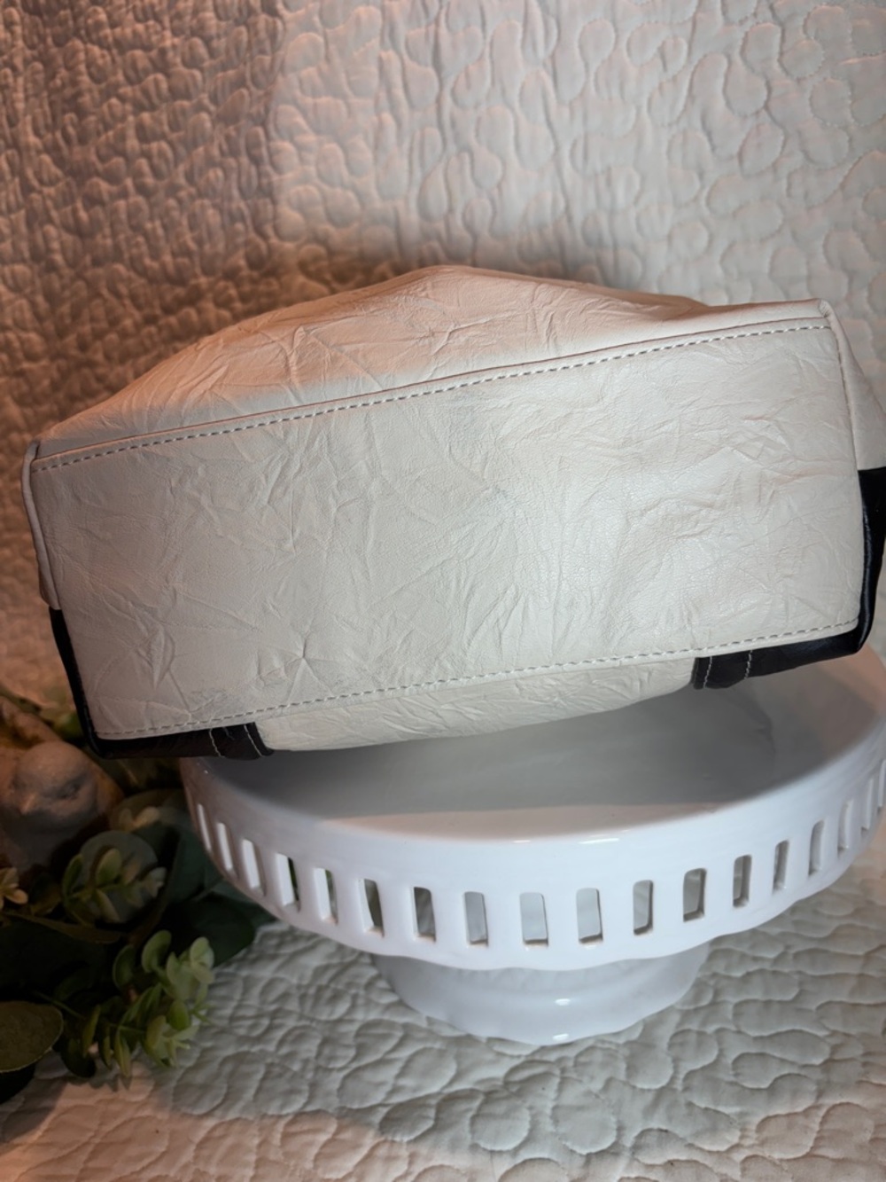 Stone Mountain Accessories Cream and Black Two-Tone Tote - Picture 3 of 9